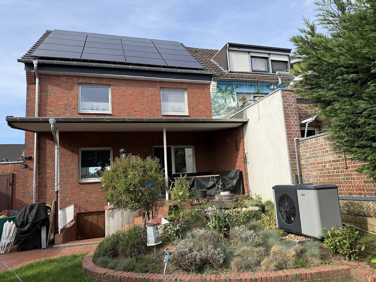 Das Haus nach dem Austausch: Wärmepumpe auf der Gartenseite, Photovoltaik auf dem Dach